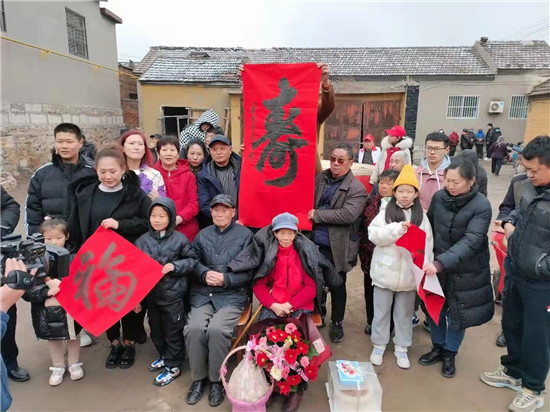 manbetx官方下载
淄博站为老人刘素芬女士祝贺九十六岁寿辰