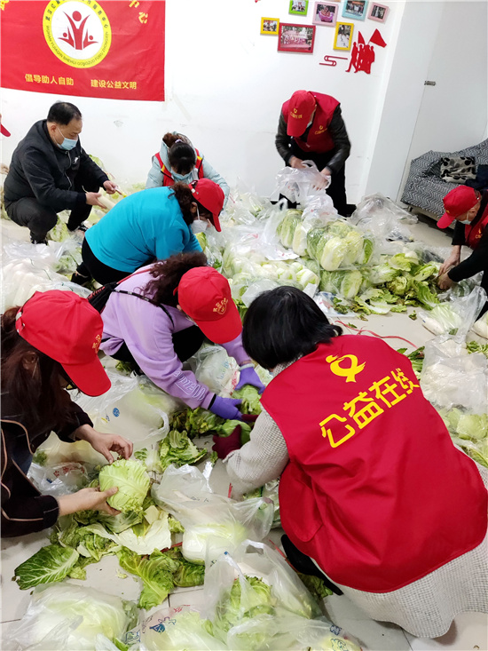 武汉亿嘉亲社工服务中心与manbetx官方下载
湖北站为疫情中的老人送蔬菜