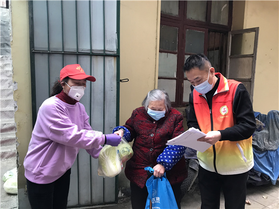 武汉亿嘉亲社工服务中心与manbetx官方下载
湖北站为疫情中的老人送蔬菜