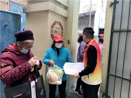 武汉亿嘉亲社工服务中心与manbetx官方下载
湖北站为疫情中的老人送蔬菜